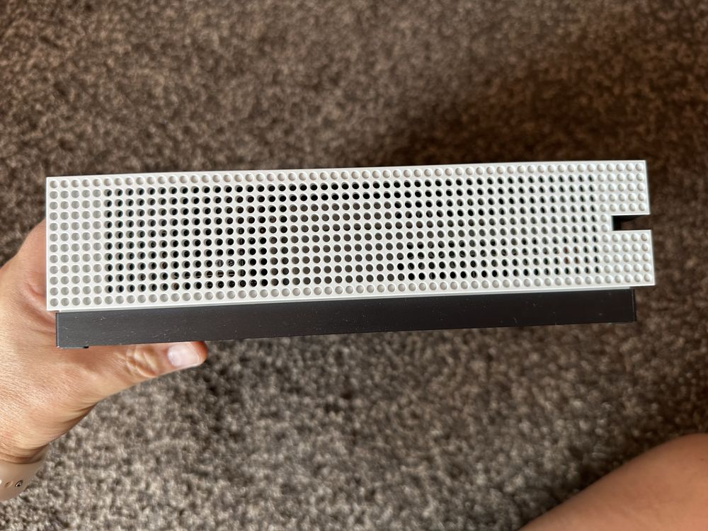 Xbox One S 1 Tb + 2 pady + kinect