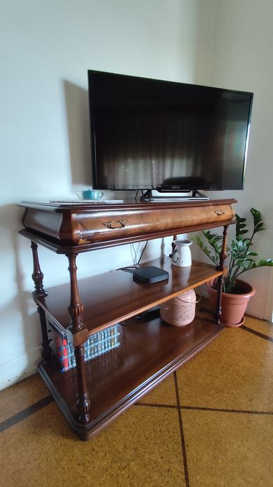 Mesa de TV em Nogueira