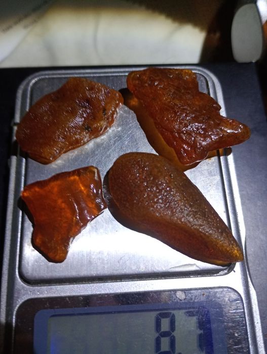 Bursztyn bałtycki surowy 4szt