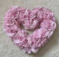 Декор на свадебную машину розовое сердце из цветов