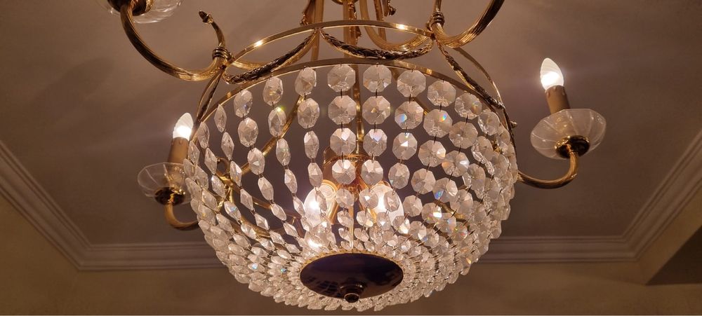 Lustres de cristal  cada um com 9 lampadas.