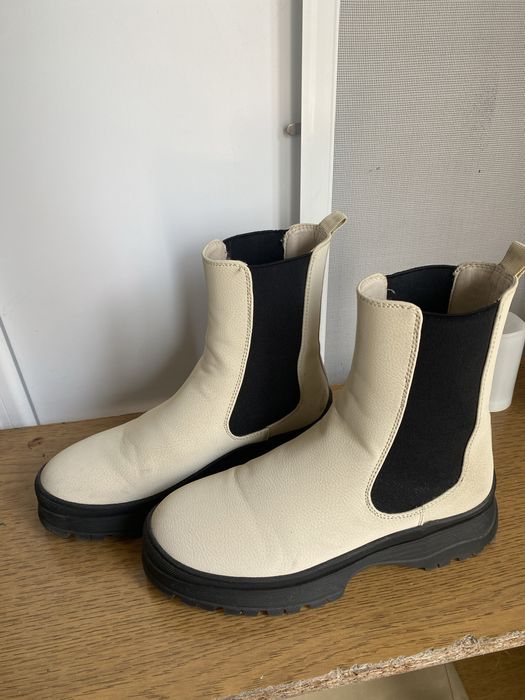 Бежеві весняні ботінки