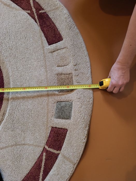 Продам овальний килим бу в гарному стані.