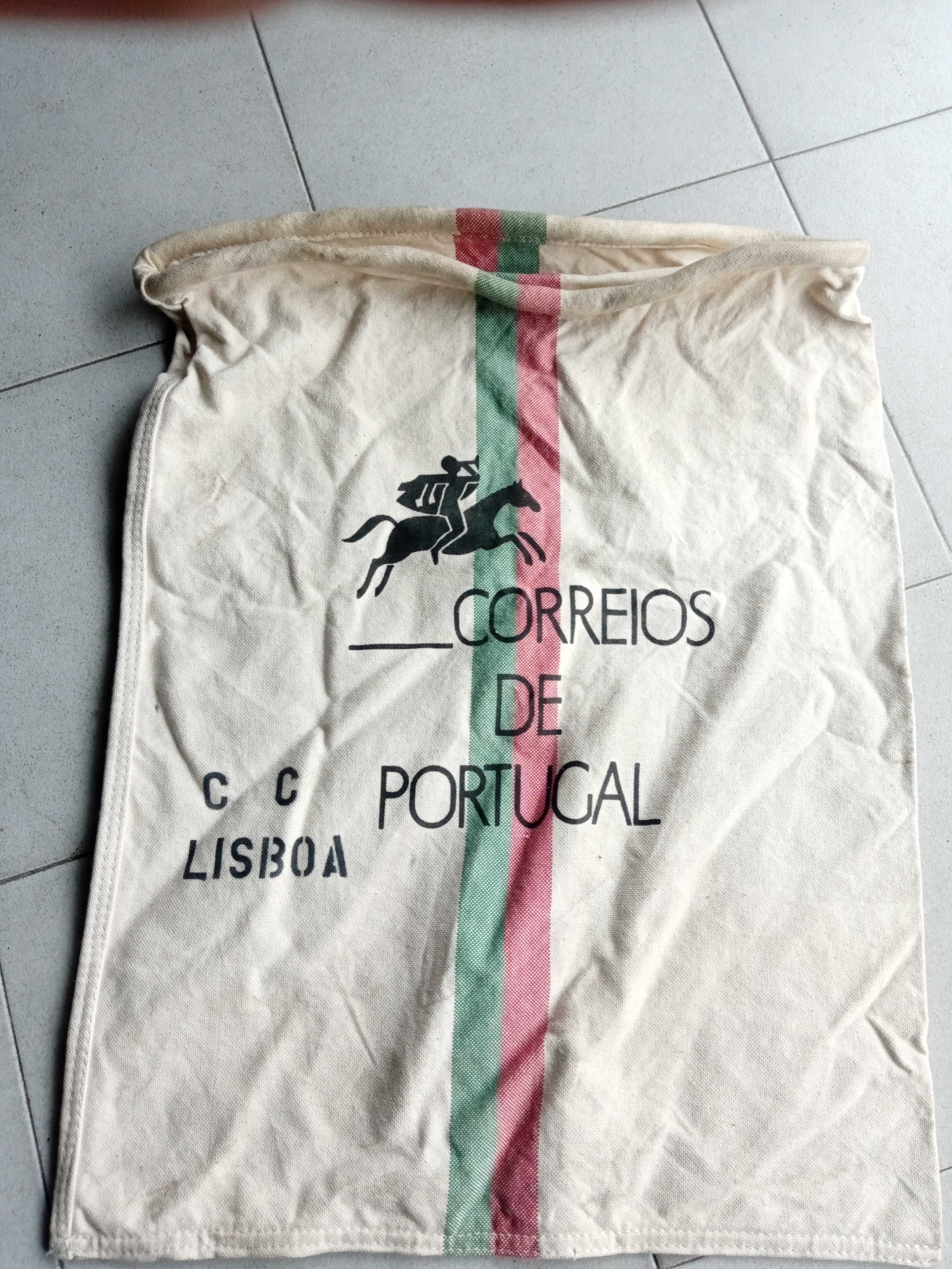 Dois sacos dos correios e um saco militar