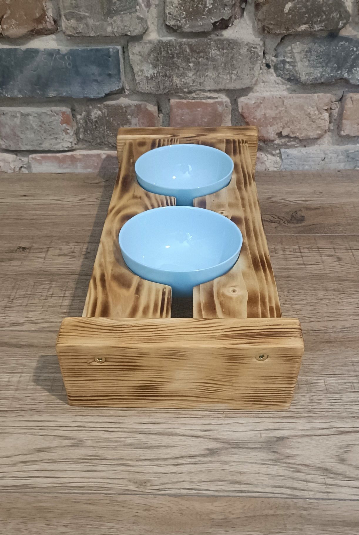 Stojak na miski drewniany, miski ceramiczne.