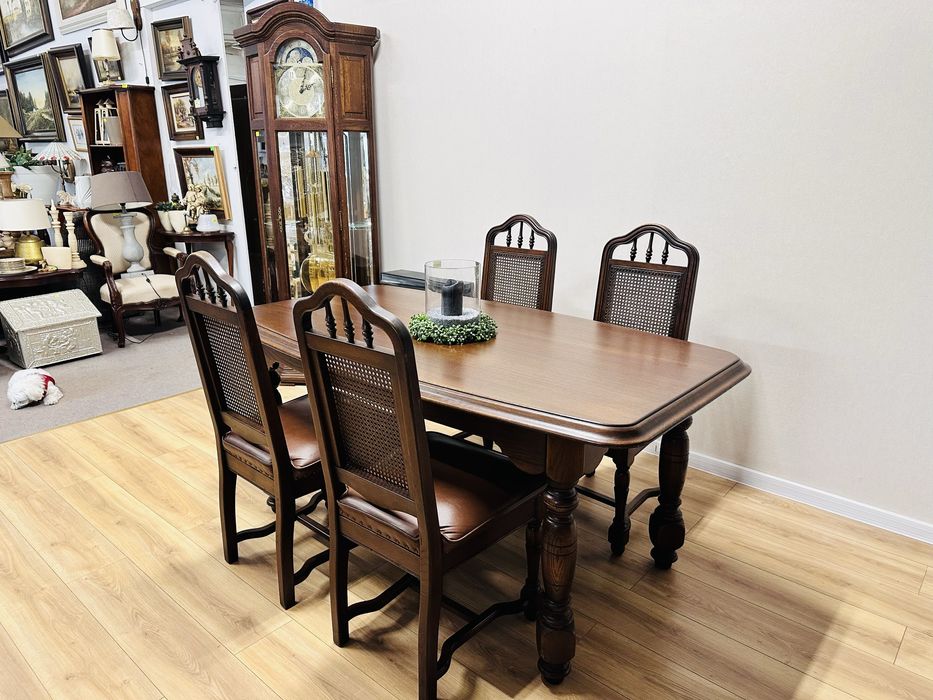 W 100% dębowy stół z 4 krzesłami ze skórą i rafią :)