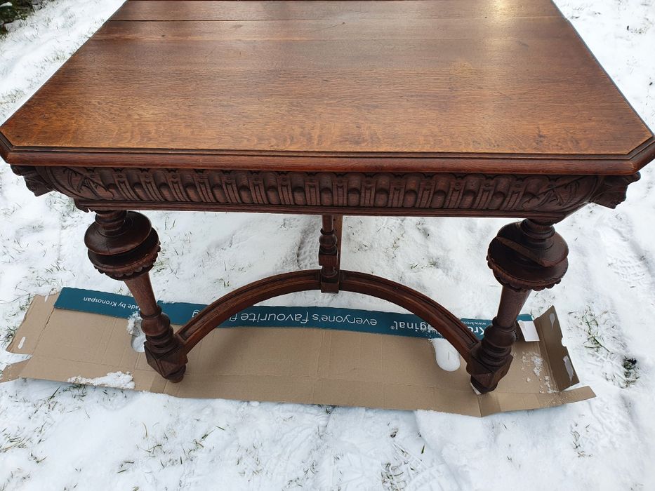 Stary stylowy rzeźbiony stół