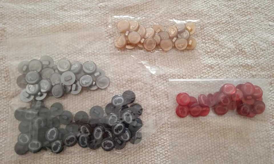 115 botões novos (azul, cinzento, bege e vermelho)