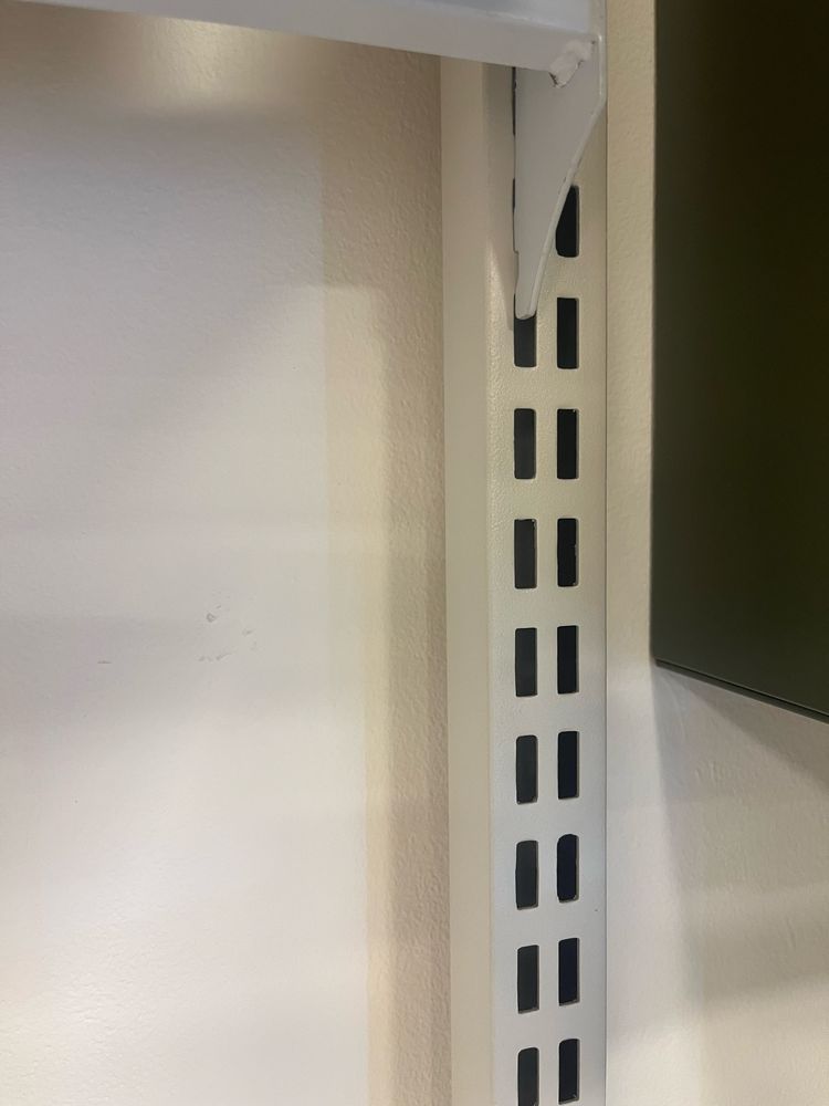 Móvel para loja de vestuário ou closet.