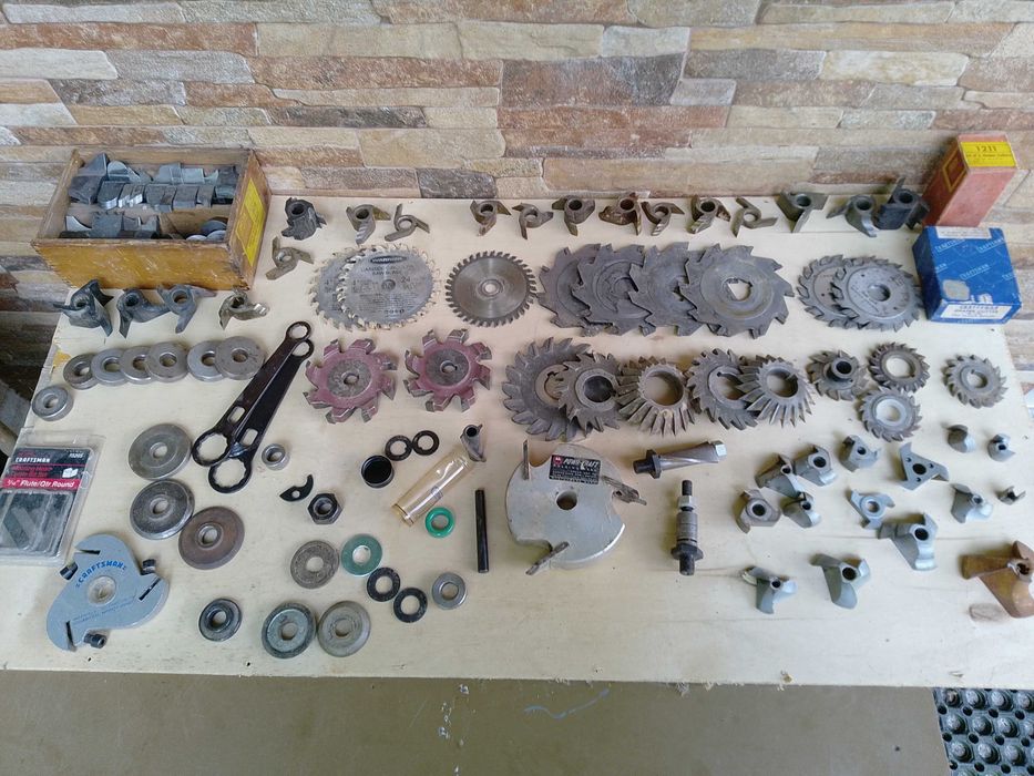 Frezarka dolnowrzecionowa do drewna.