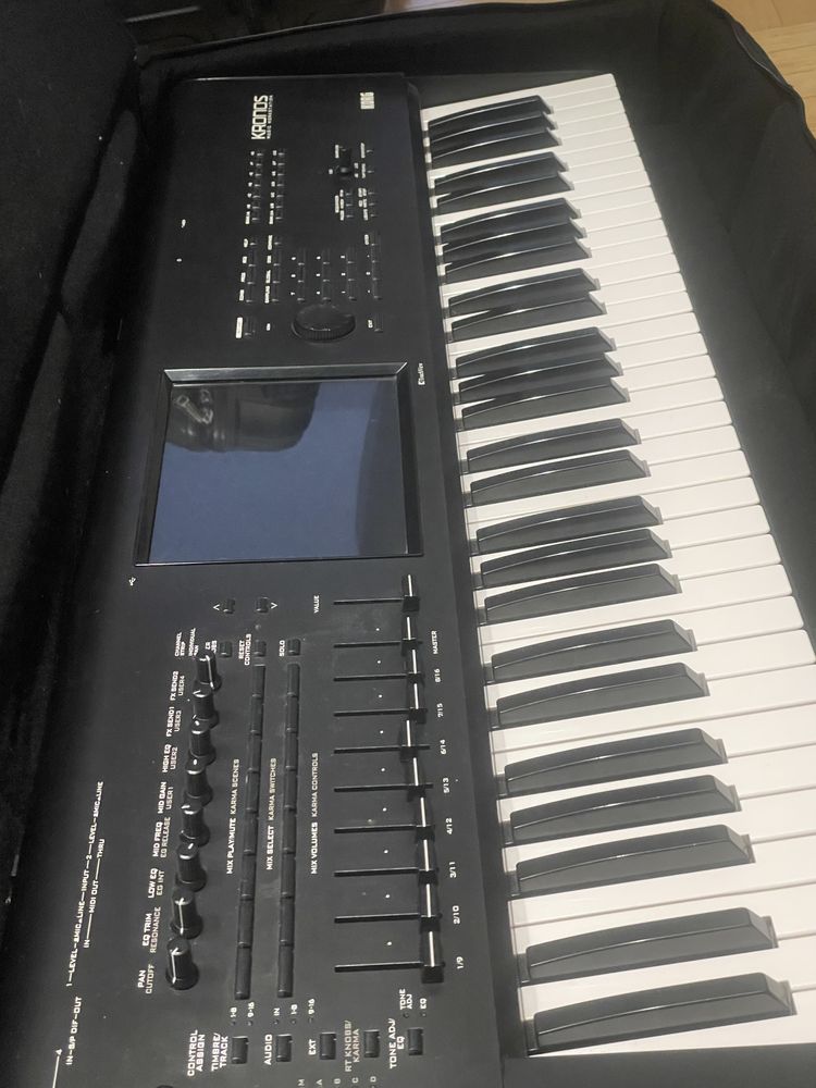 Korg Kronos 61 + futeral