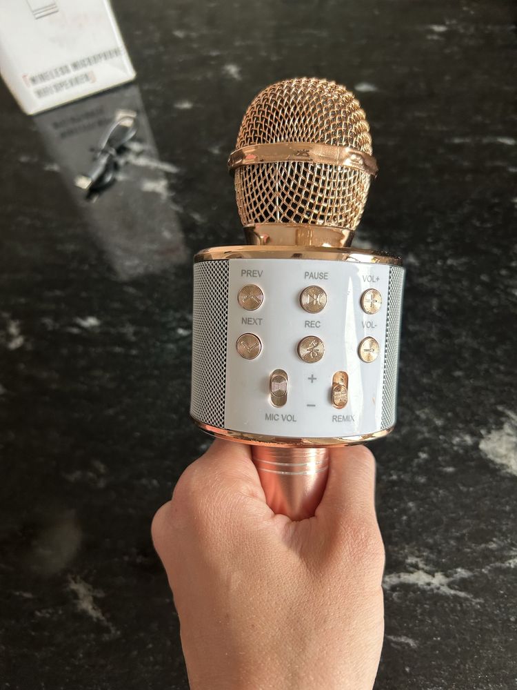 Nowy mikrofon bezprzewodowy z glosnikiem bluetooth złoty