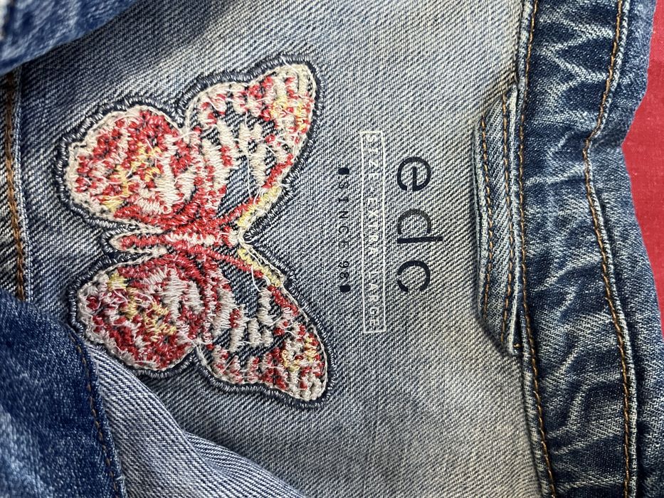 Джинсова куртка з вишивкою