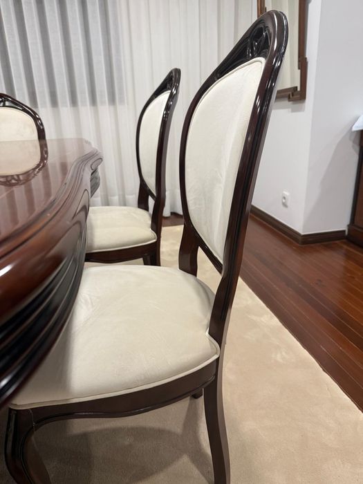 Mesa e cadeiras em veludo