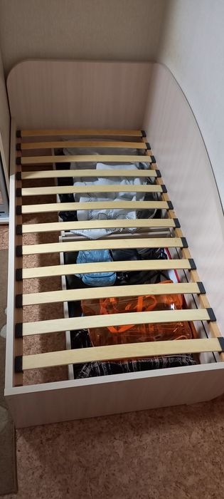 Продаю кровать подростковую с матрасом и ящиками.