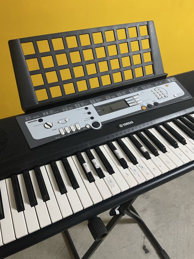 Piano portátil Yamaha E213