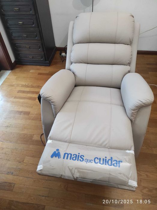 Poltrona Reclinável com Massagem Carminda