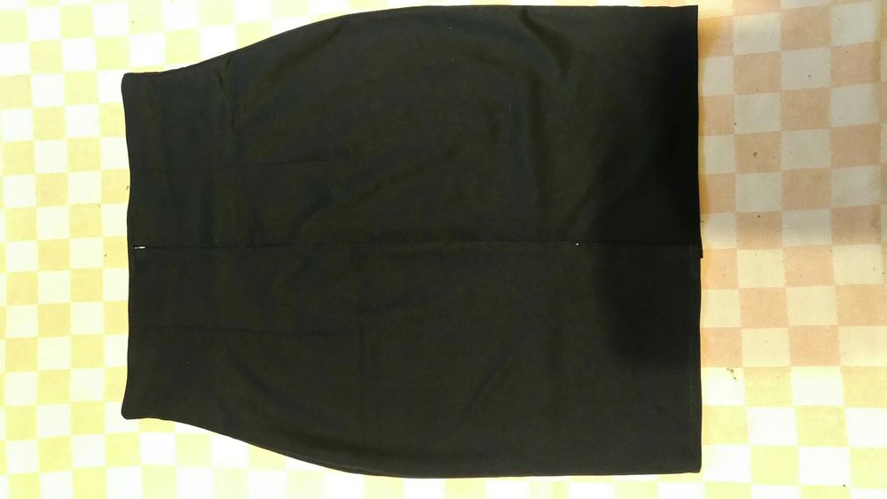 Ділова спідниця з завищеною талією