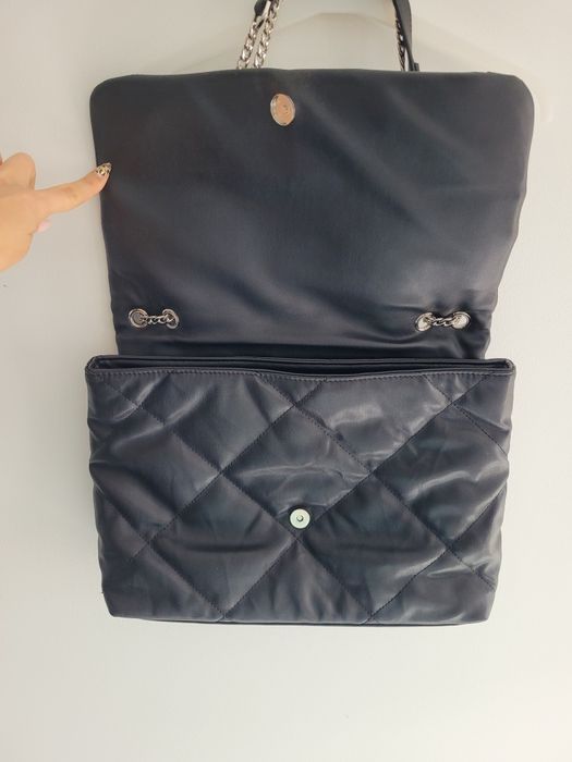 Pikowana torebka na łańcuszku