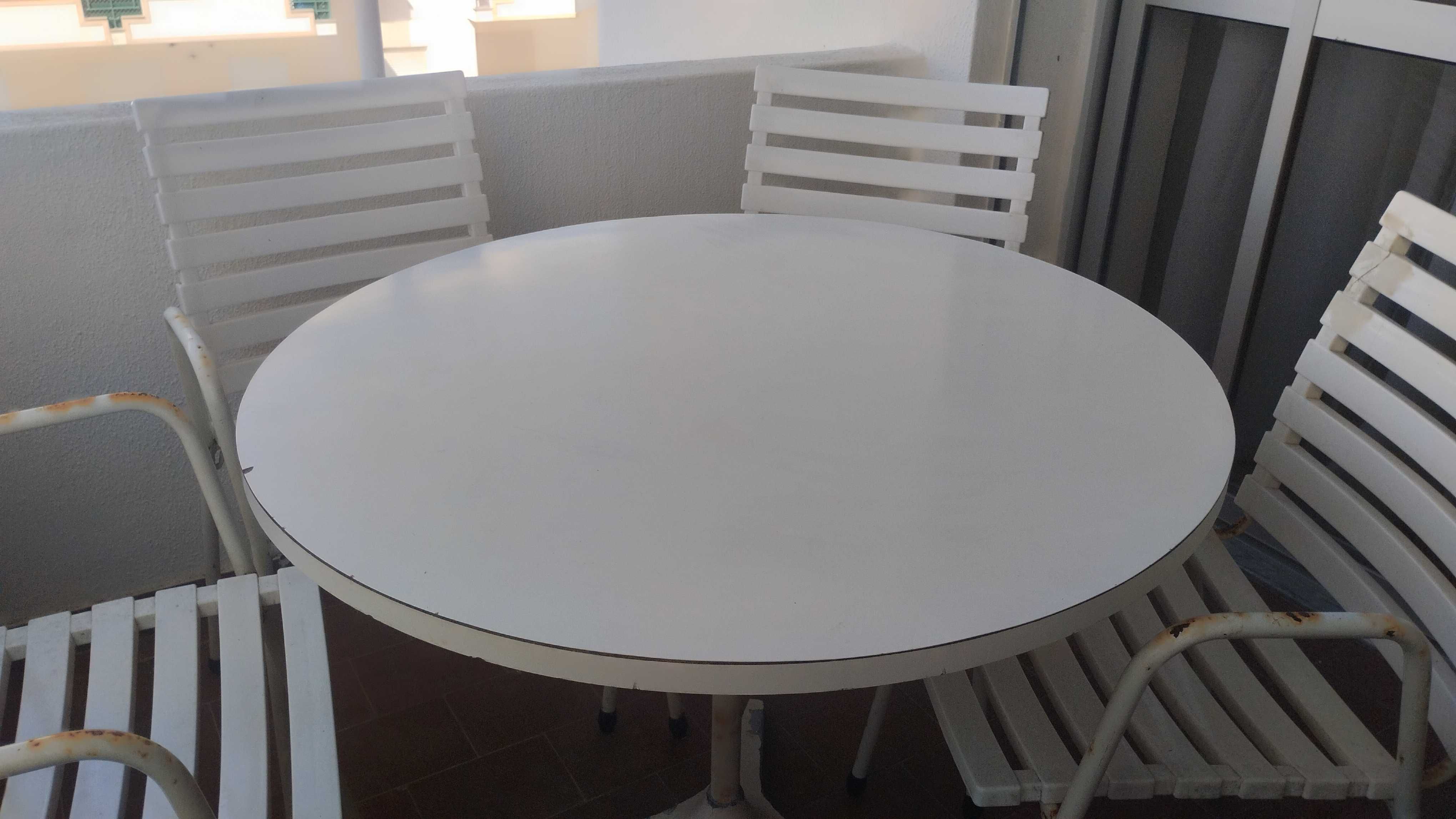 Mesa de jardim com 4 cadeiras