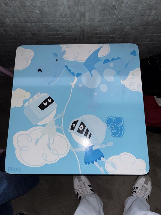 Mesas de criancas com uma cadeira