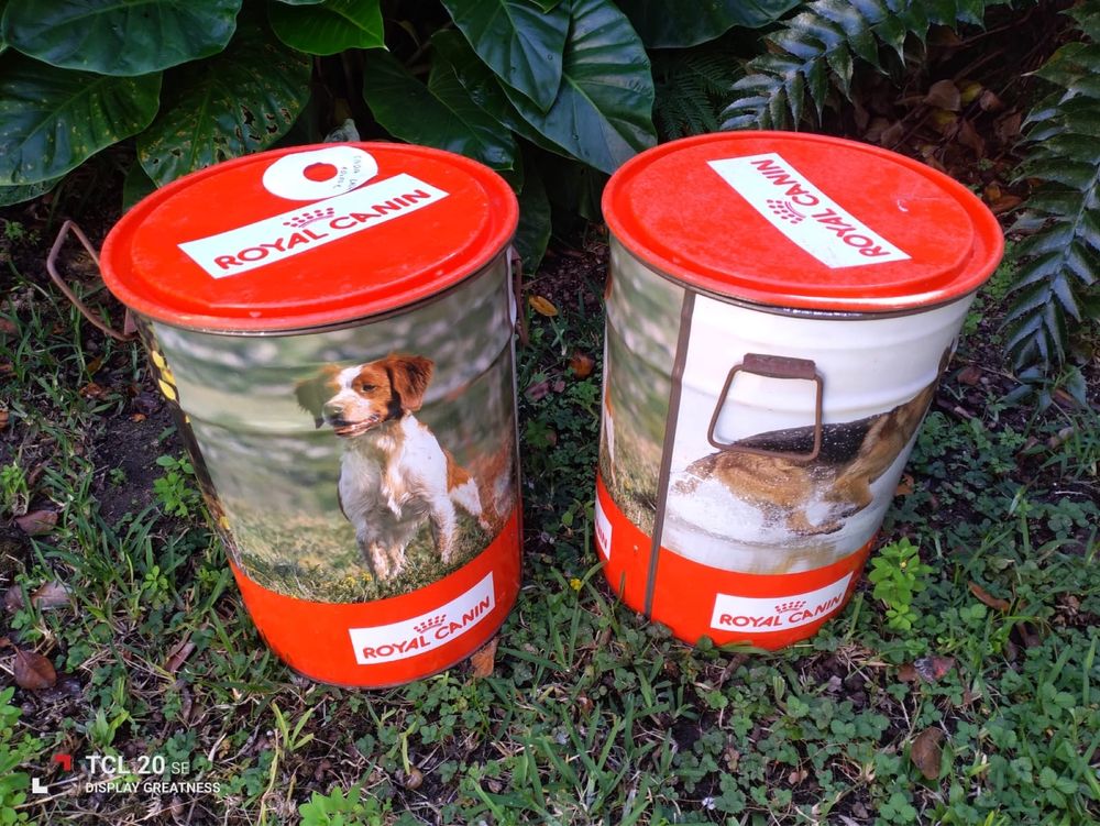 Duas latas grandes para a comida dos animais