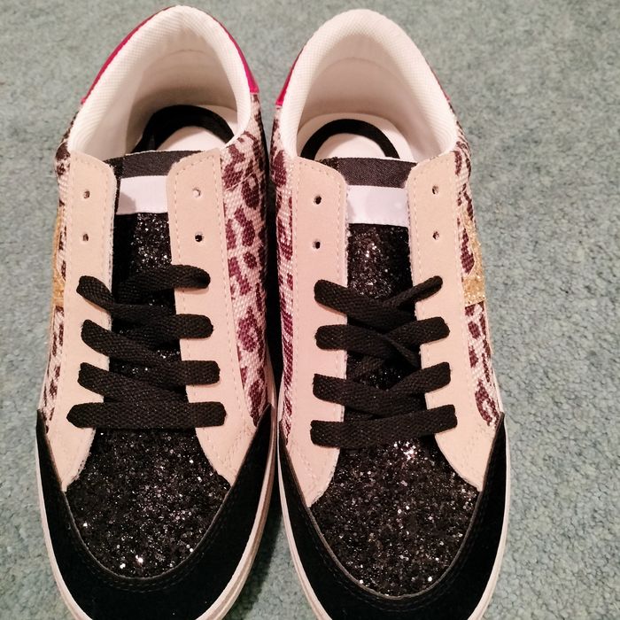 Tênis de senhora novos