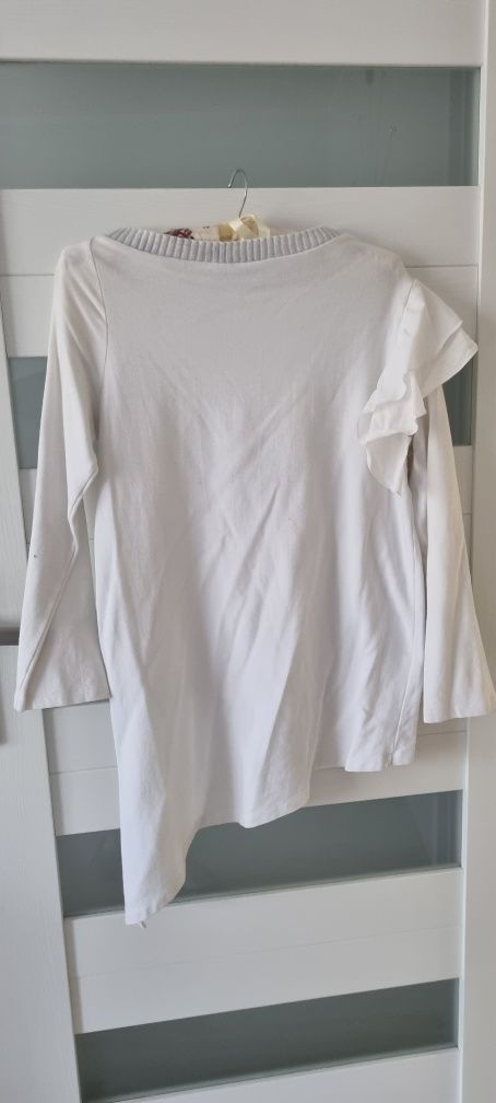 biala bawełniana asymetryczna bluza z falbanką