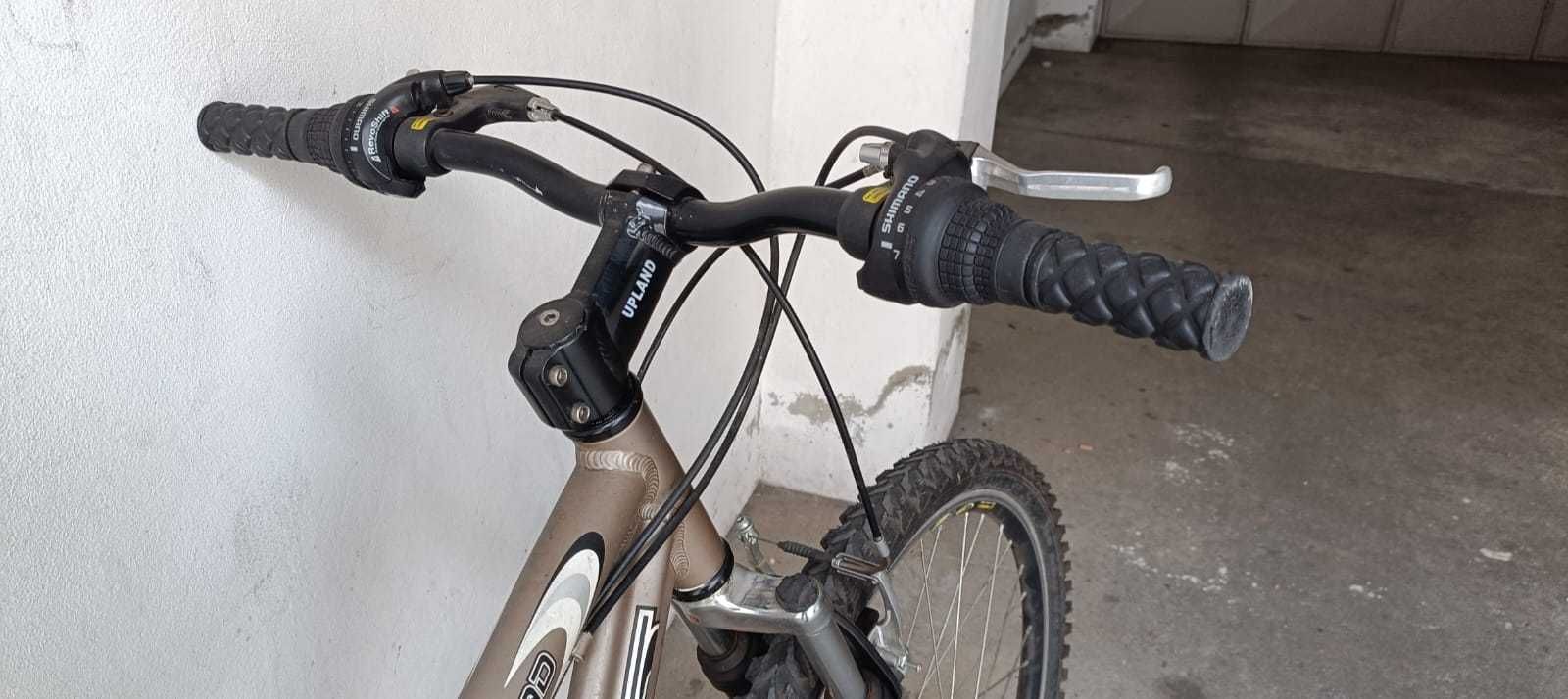 Bicicleta com pouco uso de 18 velocidades