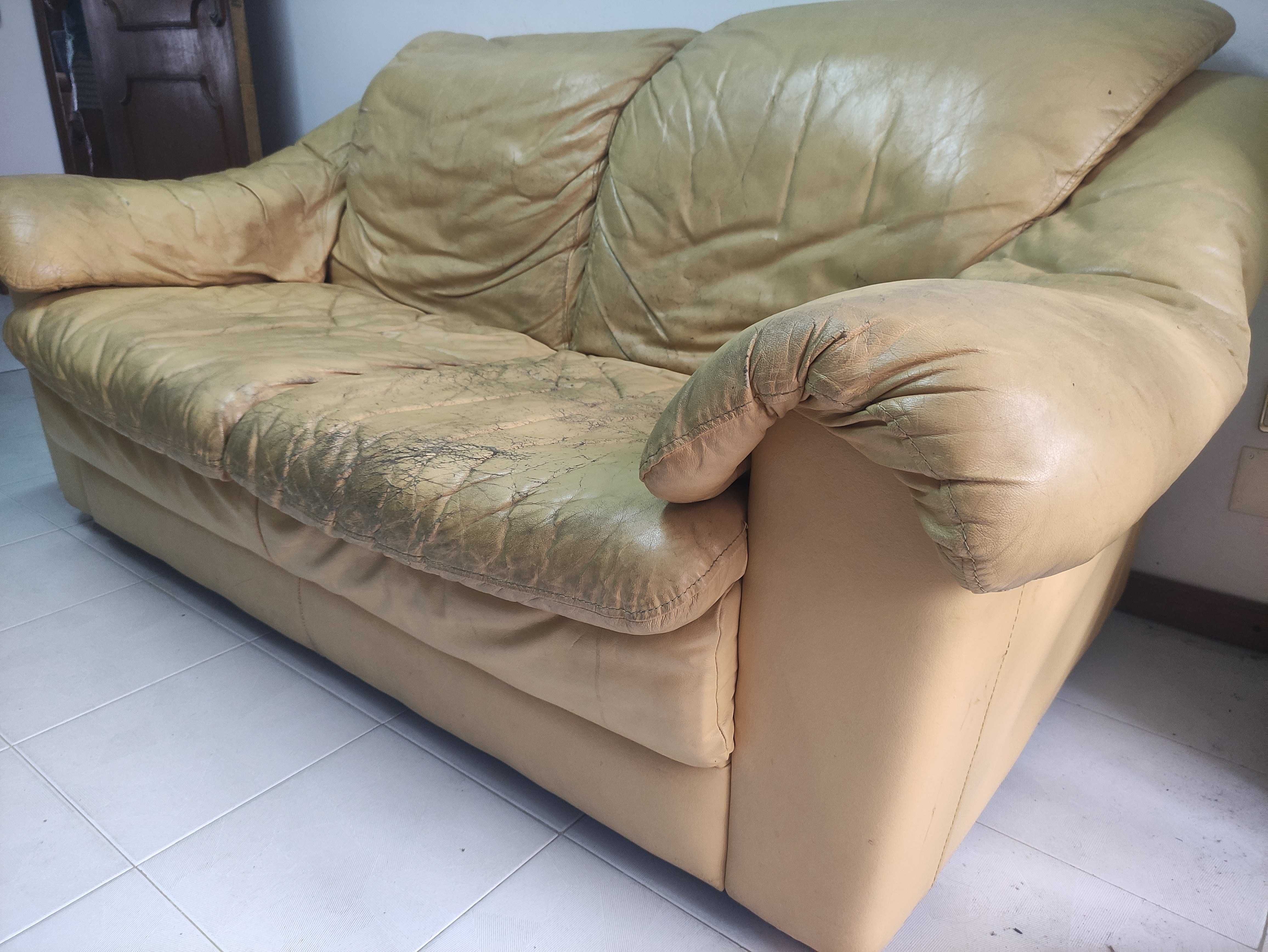 Sofa em pele usado