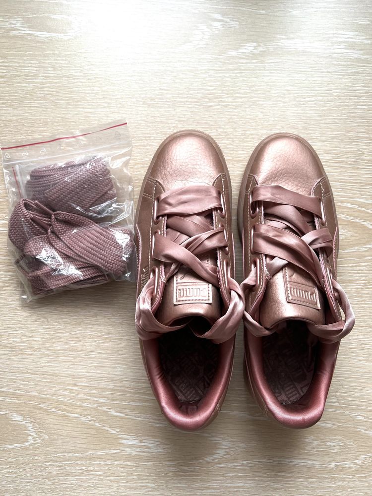 Buty sportowe skórzane Puma Basket Heart Up Wns z kokardkami rose gold