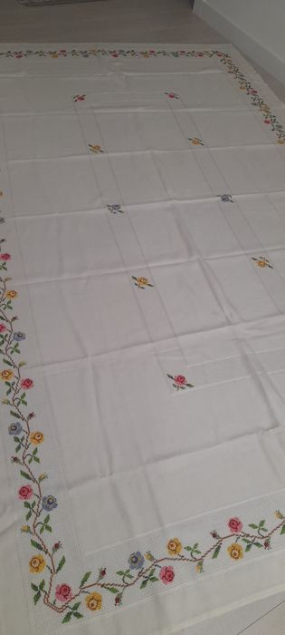 Toalha de mesa jantar  ,2,60 por 1,60 ,bordada à mão