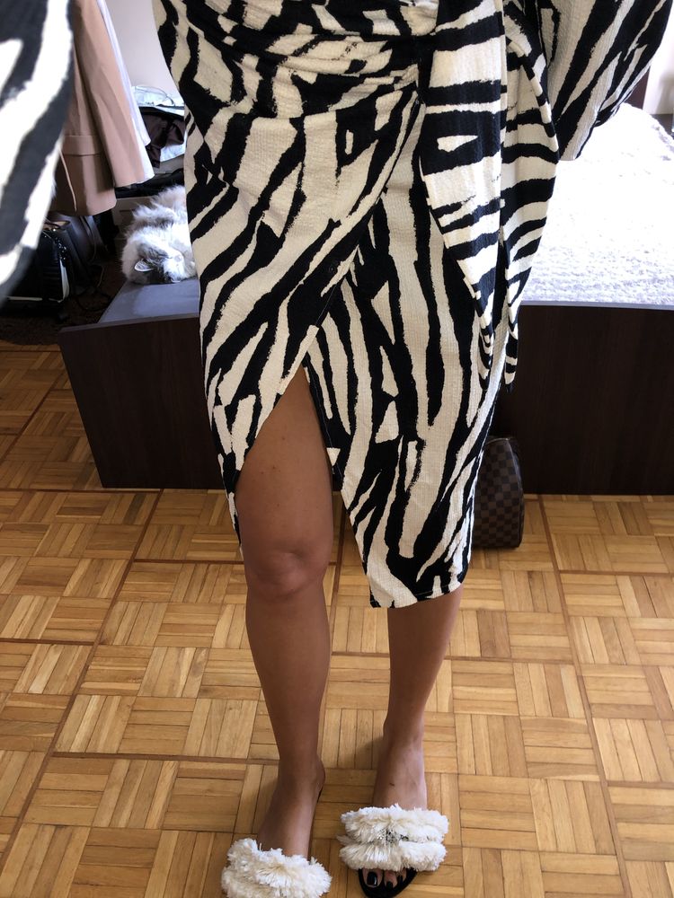 H&M czarno beżowa midi sukienka kreszowana zebra wiązana asymetryczna