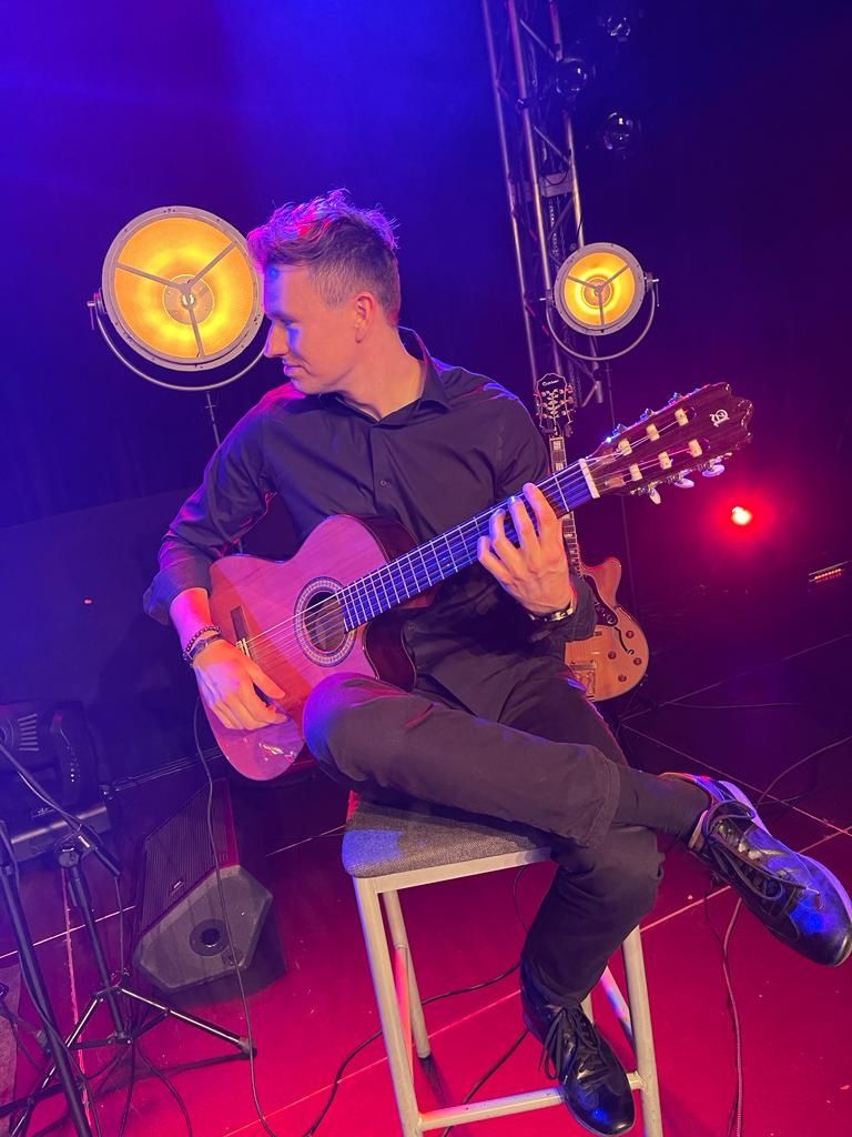 Lekcje gry na gitarze i ukulele, Do godziny 14.00 niższa cena.