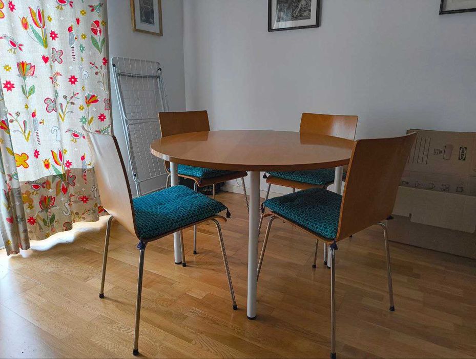 Conjunto de mesa redonda com quatro cadeiras