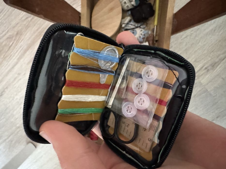 Drewnianka skrzynka z przyborami krawieckimi