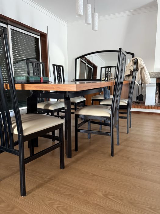 Mesa e aparador e cadeiras