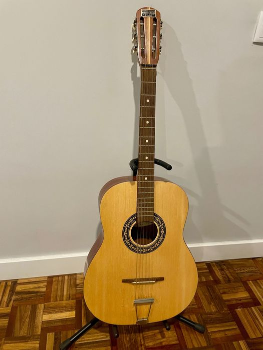 Guitarra acústica italiana