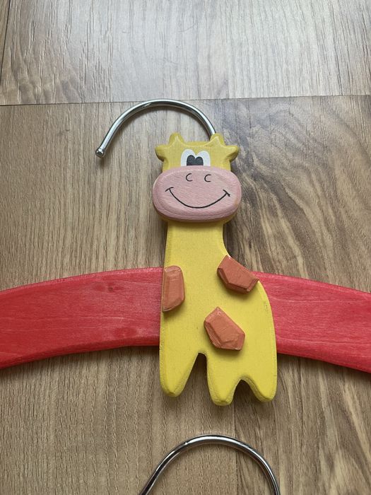 Komplet 2 drewnianych wieszakow dla dzieci