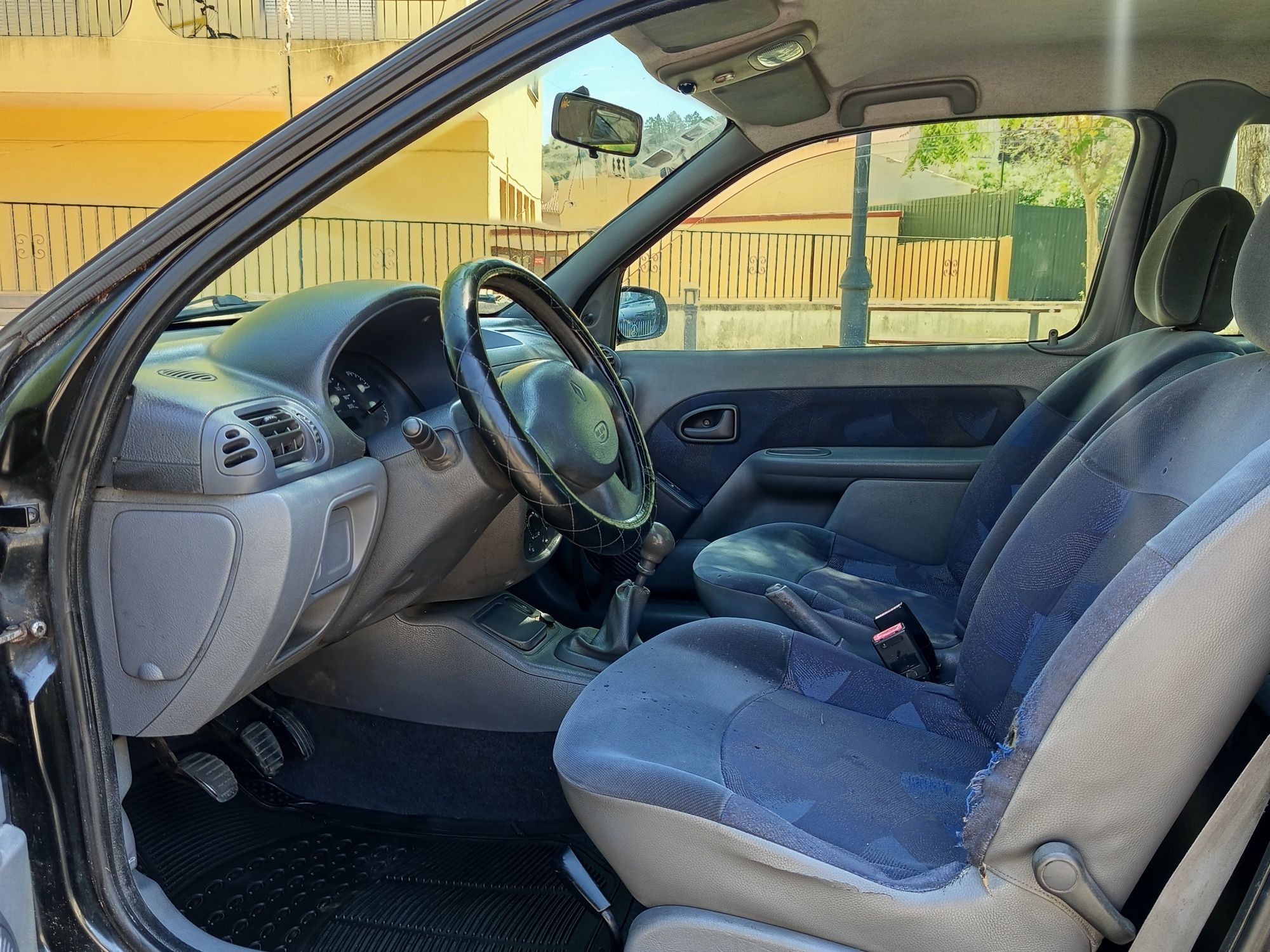 Oportunidade Renault Clio impecável de mecânica