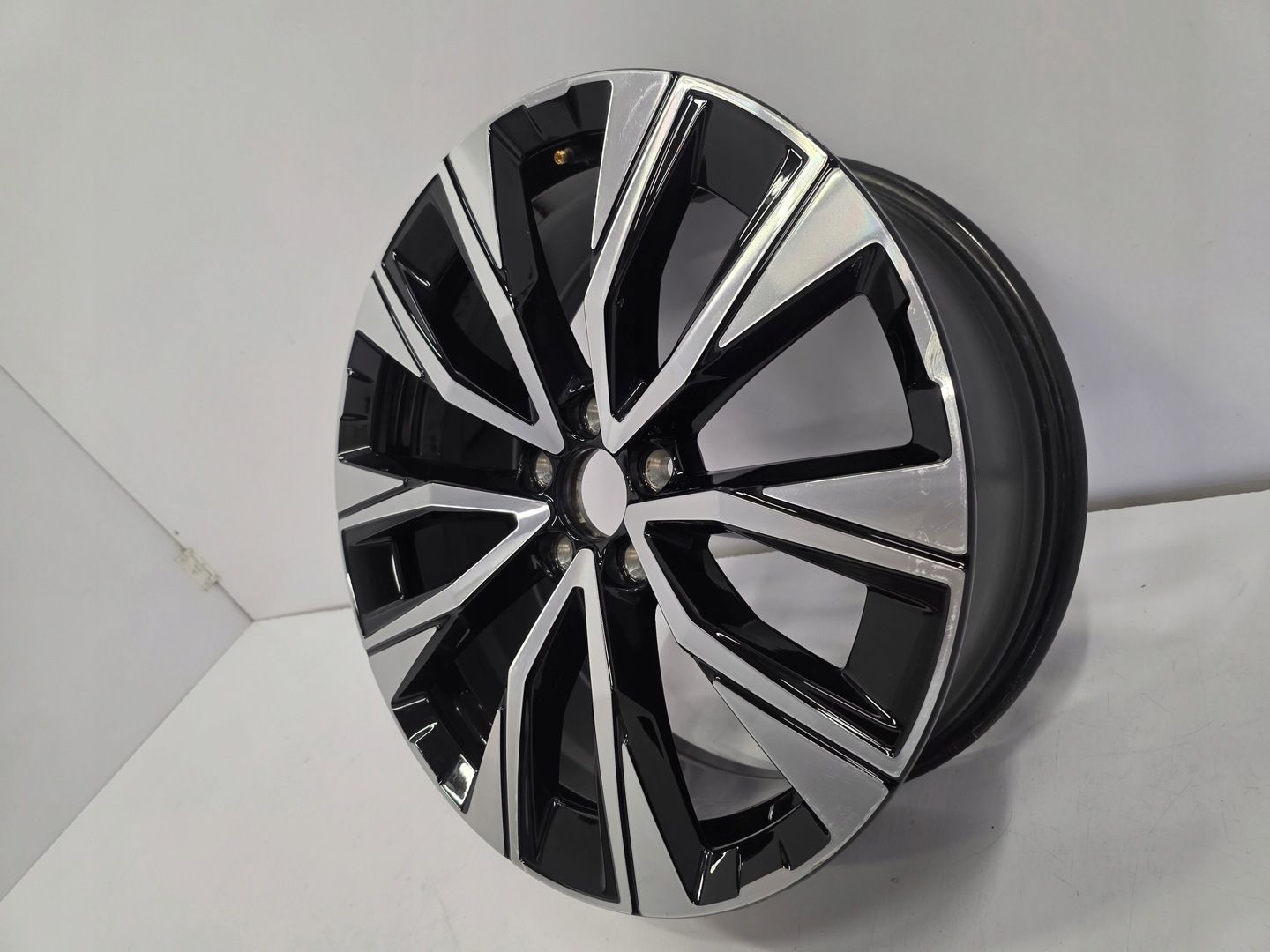 Felga Volvo XC60 II XC90 II XC40 S90 V90 7,5x19 ET50,5