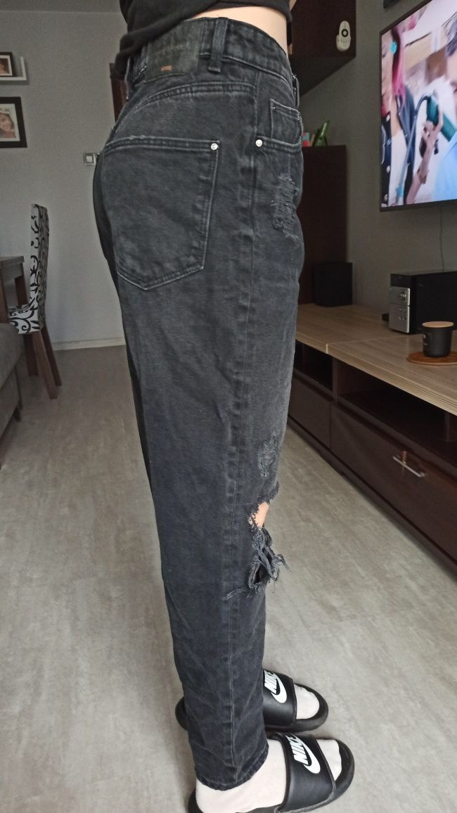 Sinsay MOM FIT 34. czarne spodnie z dziurami