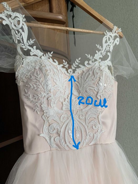 Ніжна і романтична весільна сукня зі шлейфом.