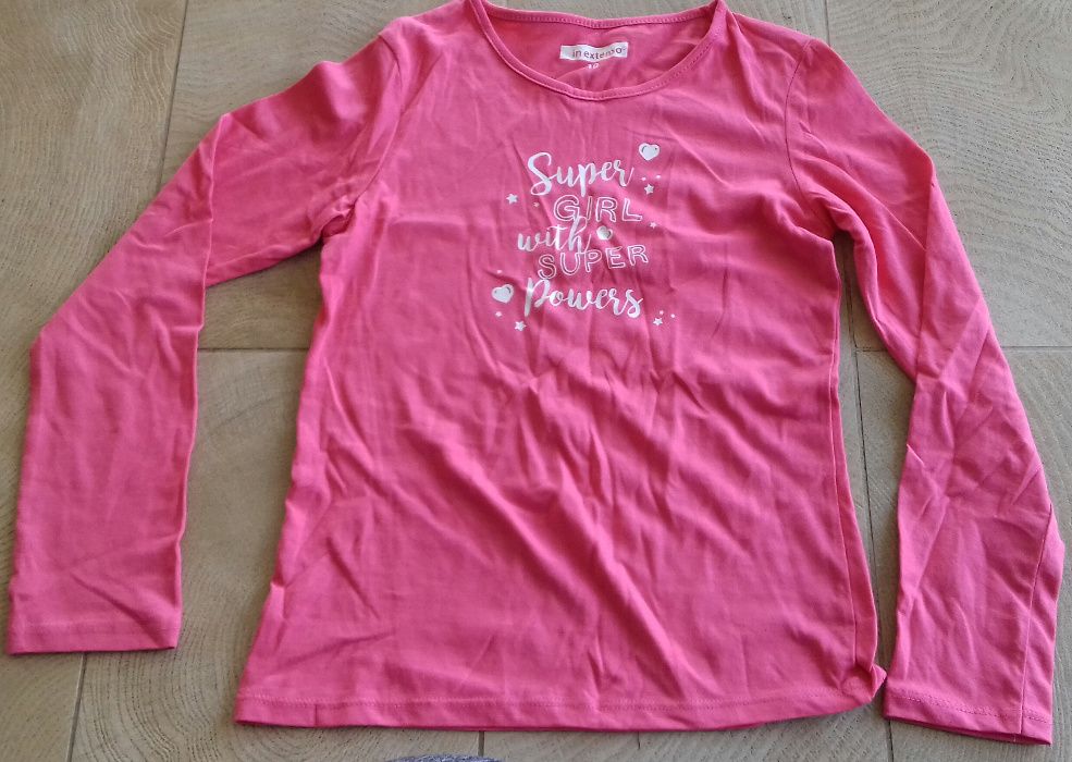 Różowa bluzka z białymi napisami firmy in extenso na 10 lat