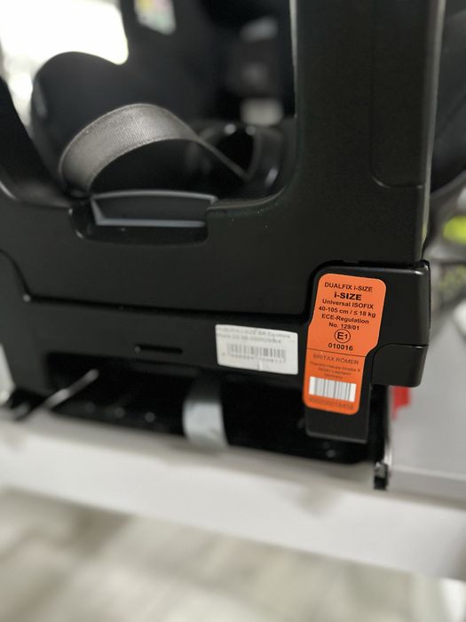 Fotelik samochodowy Britax Römer DUALFIX M i-SIZE.