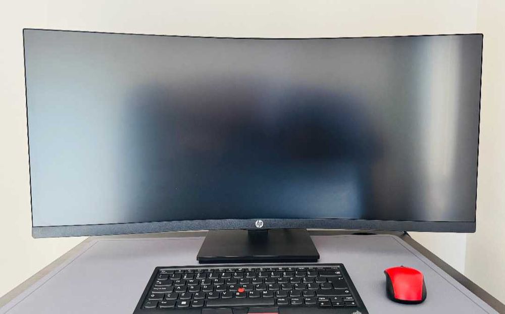 Monitor curvo HP P34hc G4 com resolução WQHD e conexão USB-C.