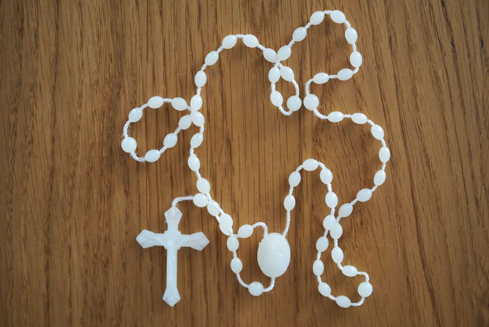 Stary różaniec plastikowy, fluoroscencyjny