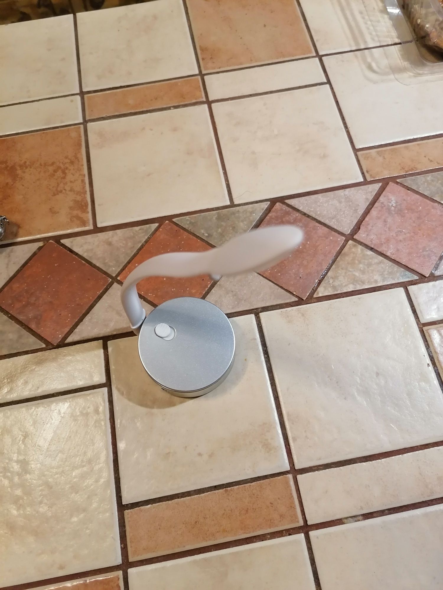 Lampka ledowa na baterie paluszki. Można ją dopiąć do biurka itp.