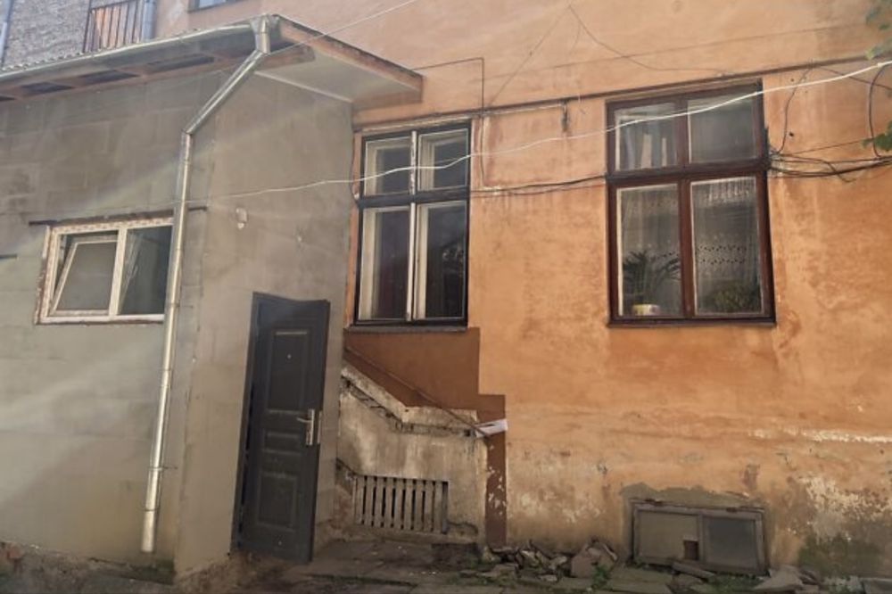 1 кімнатний квартира вул.центр з великим підвальним примвщенням