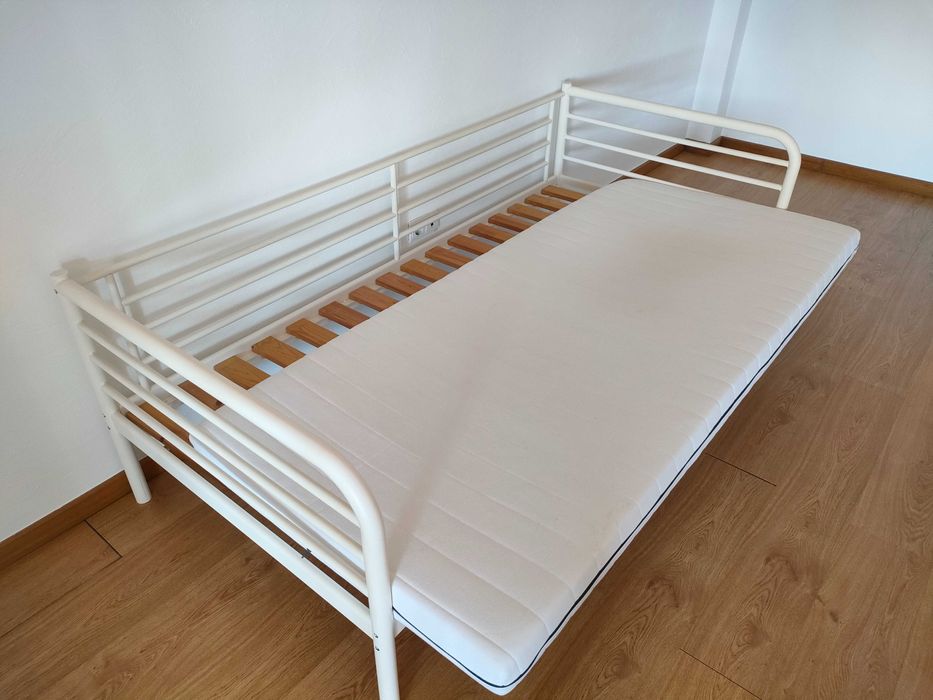 Cama IKEA de estrutura metálica